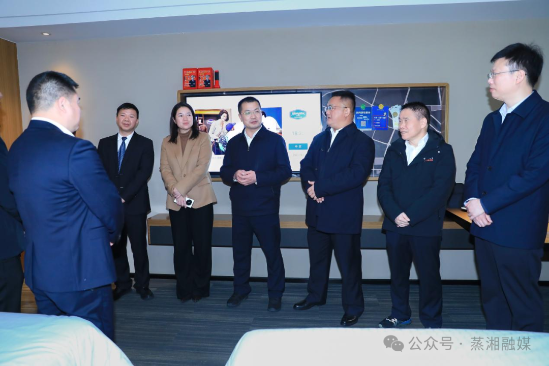 区领导看望两会人大代表和政协委员