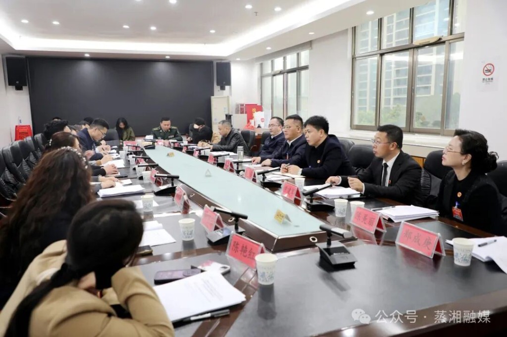 直击两会 | 李健参加呆鹰岭镇代表团分组讨论